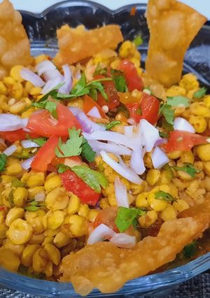 A picture of Spicy papri chana dal chat.