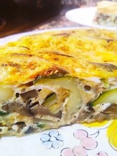 Una foto de Tortilla de cebolla, calabacín y berenjena