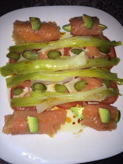 Una foto de Ensalada de salmón y aguacate