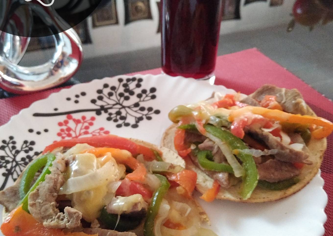 Tostadas de alambre de res gratinado