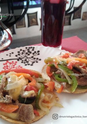 Una foto de Tostadas de alambre de res gratinado