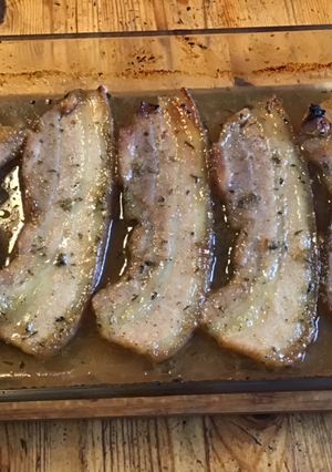 Une photo de Poitrine de porc marinée au miel citron thym et gingembre