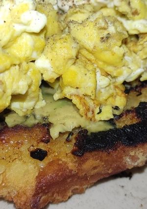 Φωτογραφία της συνταγής Ψημένο ψωμάκι με scrambled eggs και αβοκάντο 🥑