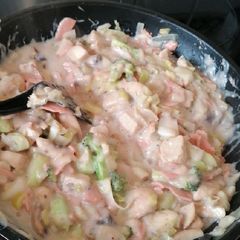 A picture of Veggie chicken and mushroom pie.