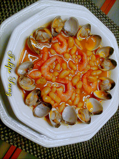 Una foto de Alubias blancas con berberechos y gambas