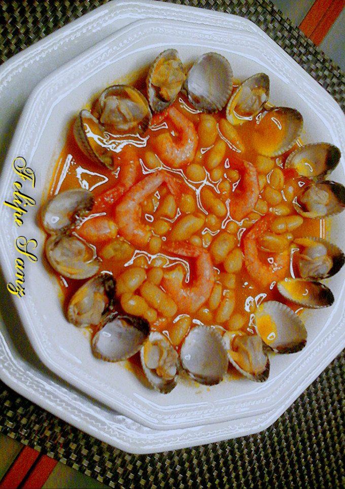 Una foto de Alubias blancas con berberechos y gambas