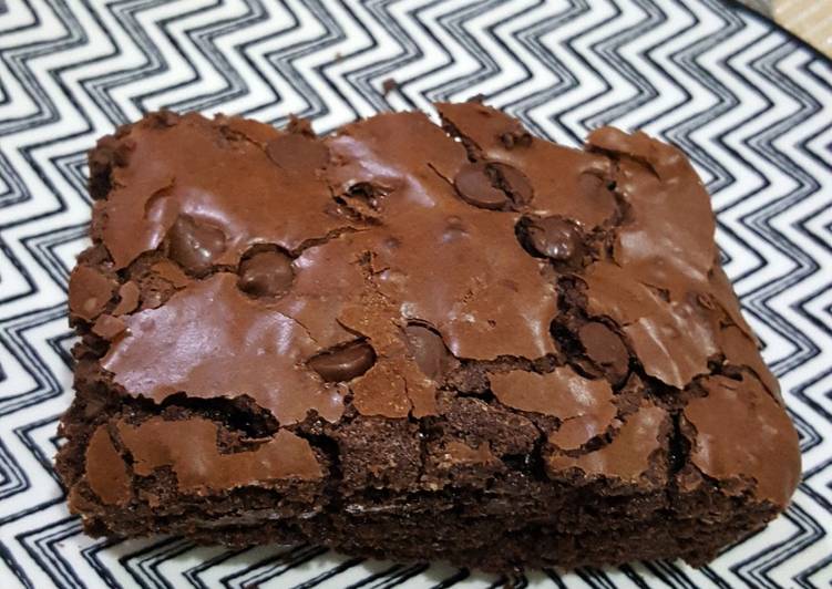 Brownies Panggang Crispy & Shiny Crust, Chewy di Dalam