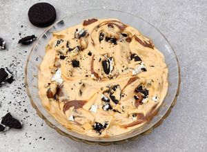 Una foto de 🍰Crema cheesecake de dulce de leche y oreo 🍰 Para relleno / cobertura de tortas 🍰