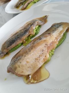 Una foto de Caballa marinada con aguacate
