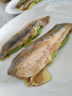 Una foto de Caballa marinada con aguacate