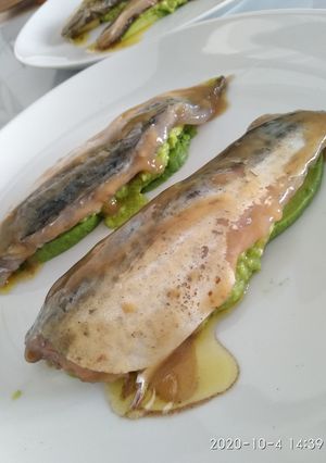 Una foto de Caballa marinada con aguacate