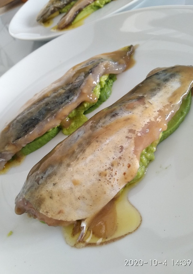 Una foto de Caballa marinada con aguacate