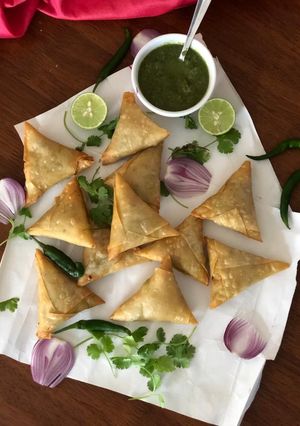 પનીર સમોસા(paneer samosa recipe in Gujarati) રેસીપી મુખ્ય ફોટો