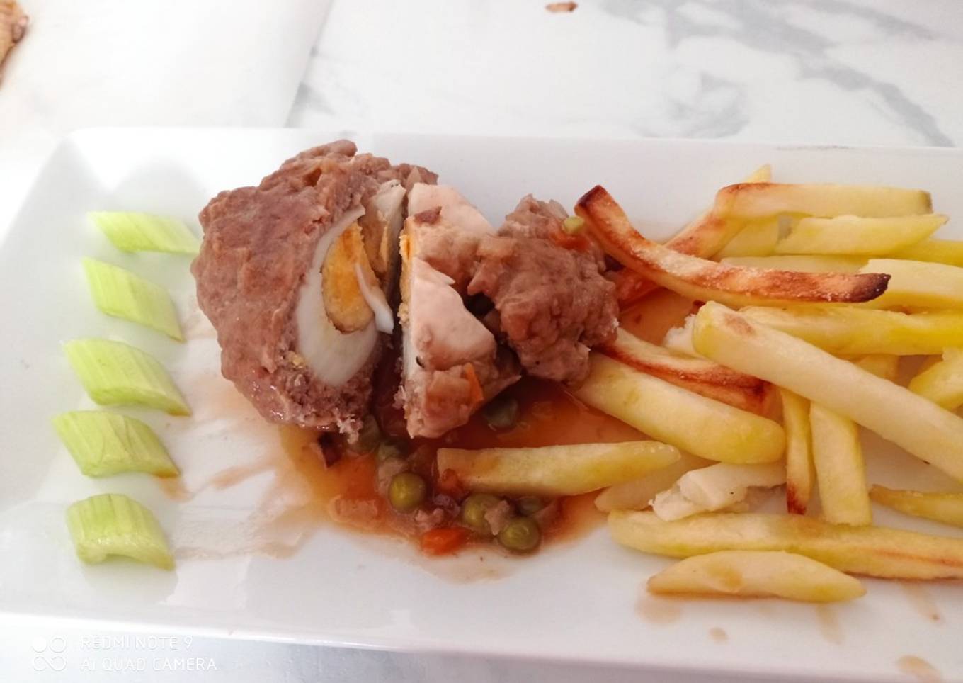 Albóndiga escocesa con yema de mozzarella