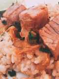 Lomo de atún con salsa satay de cacahuete