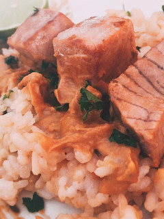 Una foto de Lomo de atún con salsa satay de cacahuete