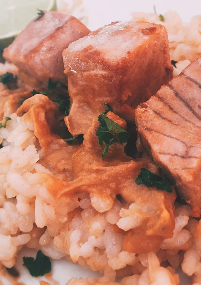 Una foto de Lomo de atún con salsa satay de cacahuete