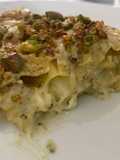 Lasagne con crema di pistacchi, besciamella e guancialecroccante