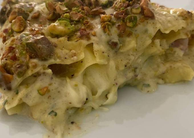 Lasagne con crema di pistacchi, besciamella e guancialecroccante