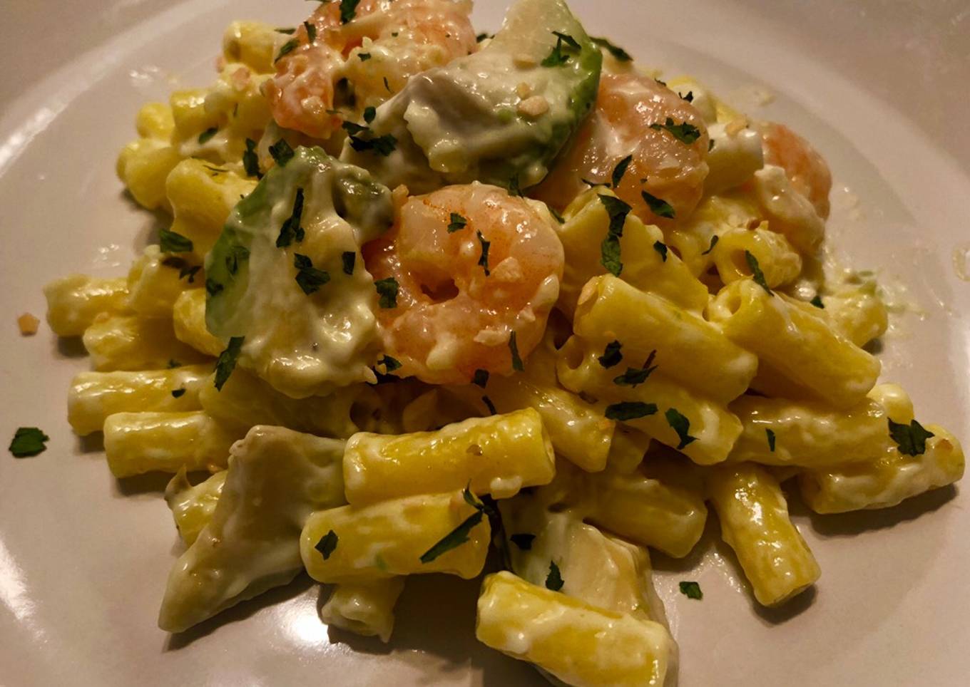 Ensalada de pasta con gambas y aguacate š„