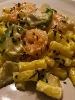 Una foto de Ensalada de pasta con gambas y aguacate 🥑