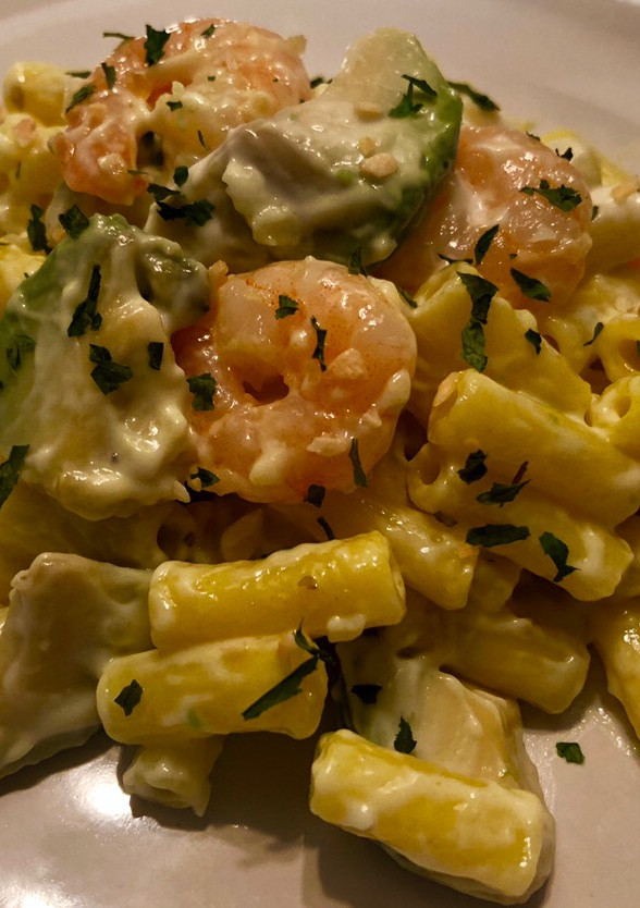 Una foto de Ensalada de pasta con gambas y aguacate 🥑
