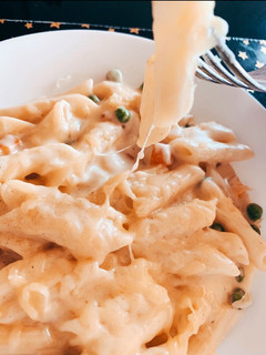 A picture of Pasta with sour cream & beans.