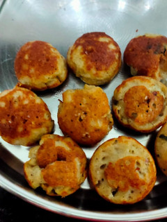 தாளித்து கொட்டிய கம்பு பணியாரம்(kambu paniyaram recipe in tamil) செய்முறை முக்கிய புகைப்படம்