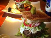 Una foto de hamburguesa aguacates