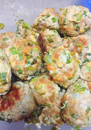 A picture of Asian style turkey meatballs.