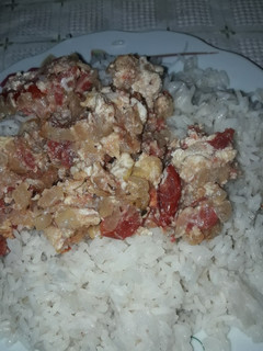 Una foto de Arroz con salteado de cebolla tomate y huevo
