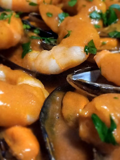 Una foto de Cazuela de mejillones y langostinos