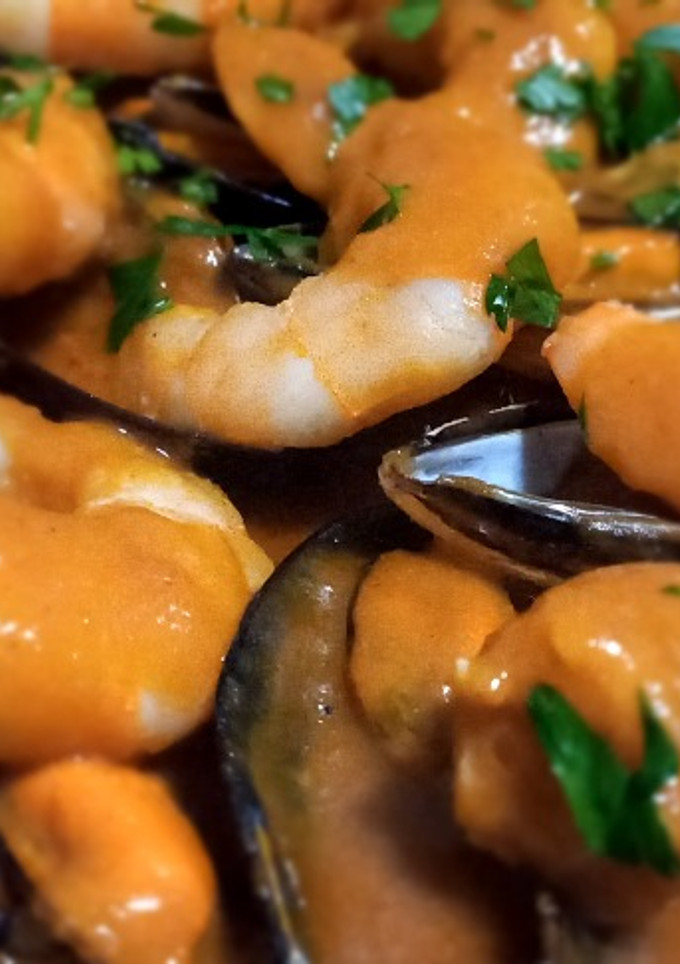 Una foto de Cazuela de mejillones y langostinos