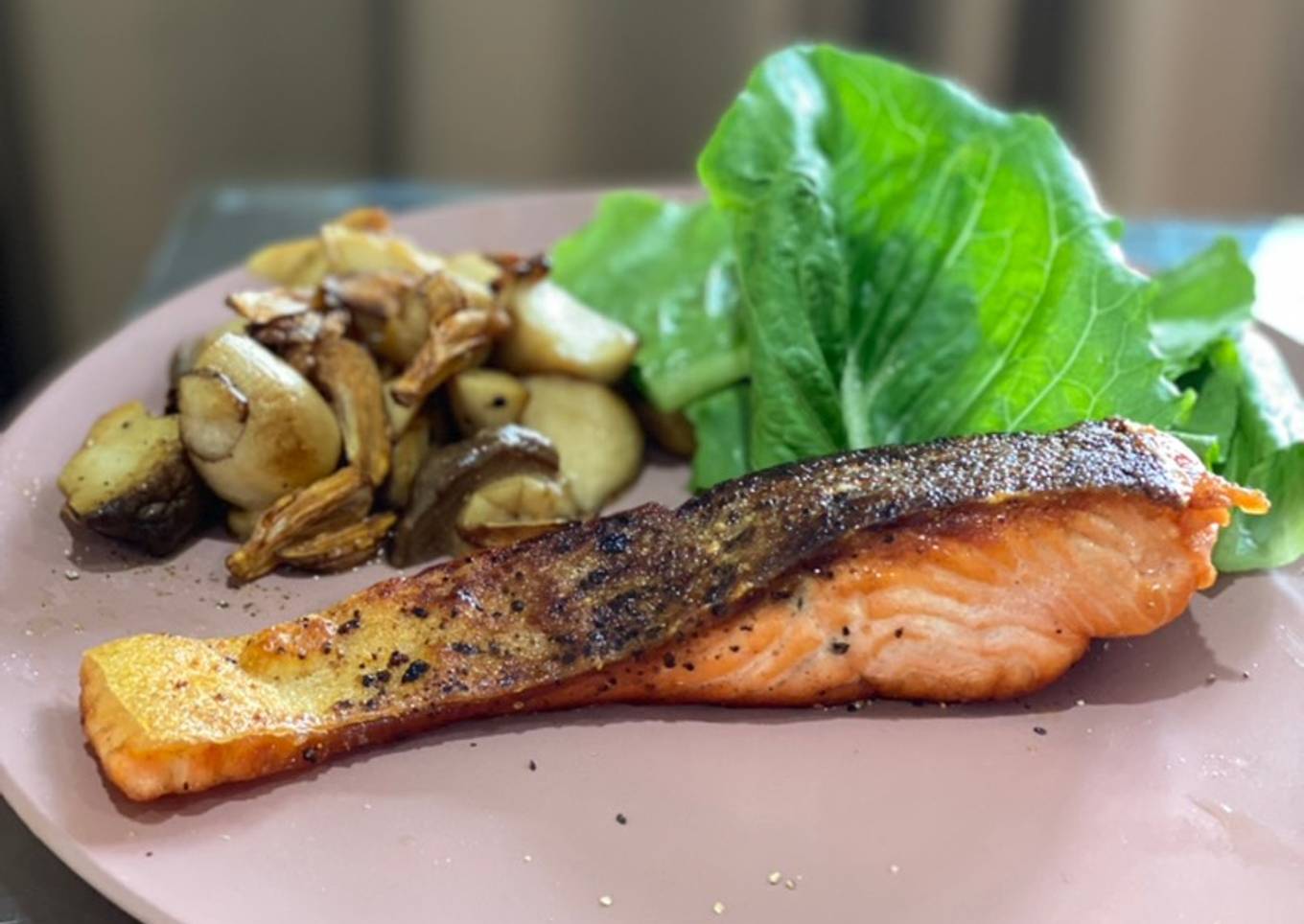 Grilled salmon with garlic Eryngii mushroom