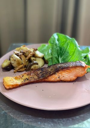 A picture of Grilled salmon with garlic Eryngii mushroom.