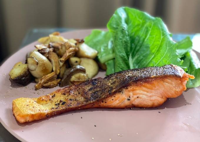 Grilled salmon with garlic Eryngii mushroom