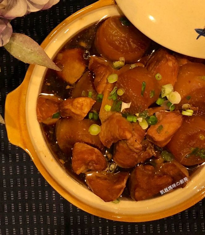 A picture of Braised Pork with Daikon Radish.