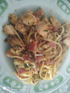 Una foto de Tallarines con pollo, jamón y queso rallado