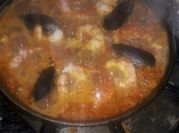 Una foto de paella de marisco valenciana