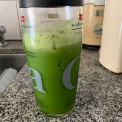 Una foto de Jugo de Manzana Verde y Apio
