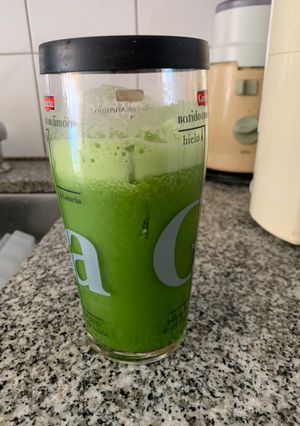 Una foto de Jugo de Manzana Verde y Apio