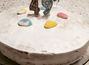Foto de Bolo de aniversário recheado com doce de ovos e morangos