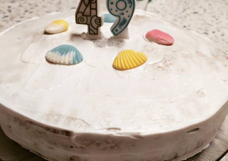 Bolo de aniversário recheado com doce de ovos e morangos