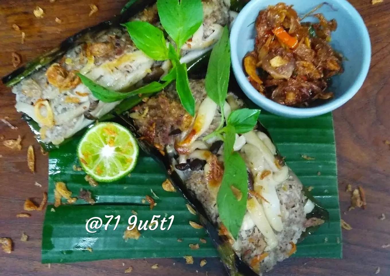 Grill pork shimeji in banana leaf