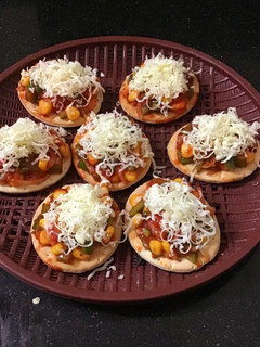 ચીઝ બિસ્કિટ મીની પીઝા (Cheese Biscuit Mini Pizza Recipe In Gujar રેસીપી મુખ્ય ફોટો