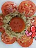Ensaladita florida de tomate y atún con colchón de lechuga