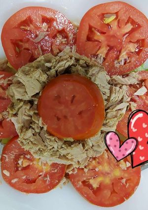 Una foto de Ensaladita florida de tomate y atún con colchón de lechuga