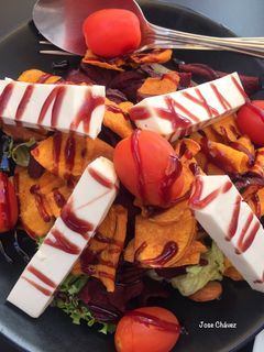 Una foto de Ensalada crujiente con vinagreta de mermelada de frutos del bosque