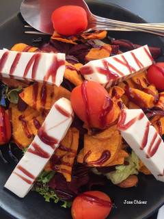 Una foto de Ensalada crujiente con vinagreta de mermelada de frutos del bosque