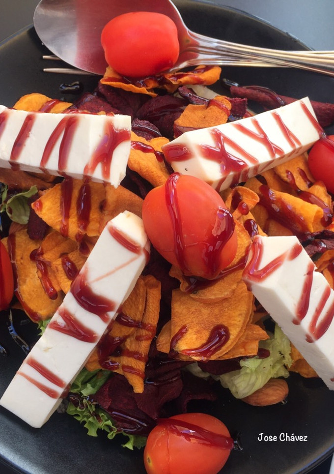 Una foto de Ensalada crujiente con vinagreta de mermelada de frutos del bosque